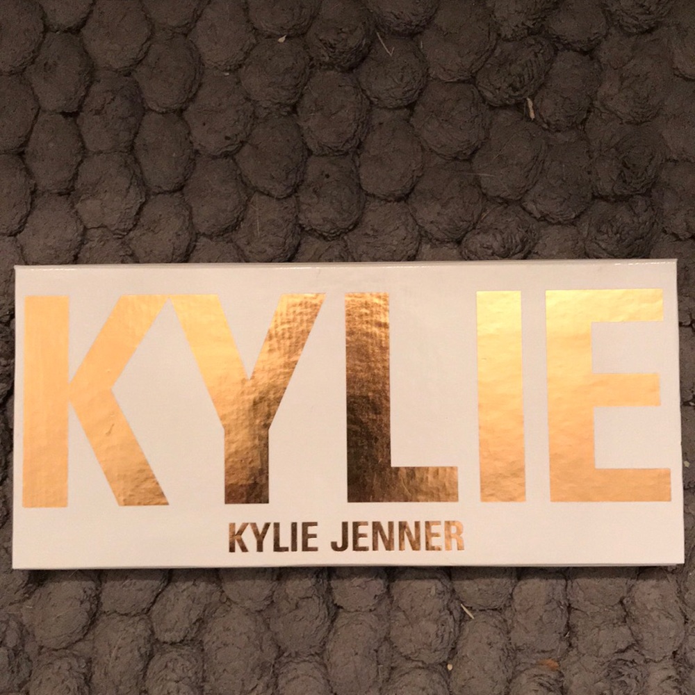 Kylie Jenner royal peach eyeshadow palette